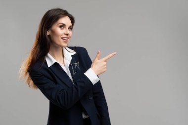 Pazarlamacı dijital ürünü tanıtıyor. İş kadını resmi ceket giyer ve parmak izi bırakır. İş kadını yatırım yapmak için yeni reklam kampanyasına el sallıyor. Paranı kârlı bir şekilde yatır.