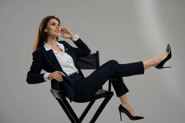 自信を持った女性起業家の概念 彼女の肌に触れる椅子に座っている美しい実業家 コピースペースを見ながらリラックスした女性 エレガントボス 高品質の写真 — ストック写真