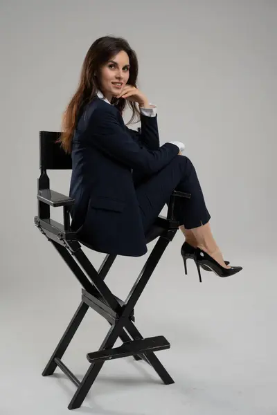 Úspěšná Obchodnice Spokojená Když Sedí Židli Žena Podpatcích Formálním Oblekem — Stock fotografie