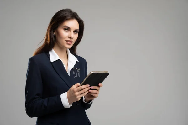 Touchpad 'de çalışan başarılı kadın sohbet menajerinin portresi. Gülümseyen iş kadını dijital tablet kullanıyor. Veri analiz uzmanı kablosuz bilgisayara bakıyor. Yüksek kalite fotoğraf