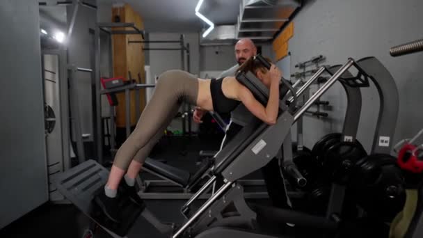 Sportovní Dívka Pod Vedením Muže Fitness Trenér Dělá Cvičení Tělocvičně — Stock video