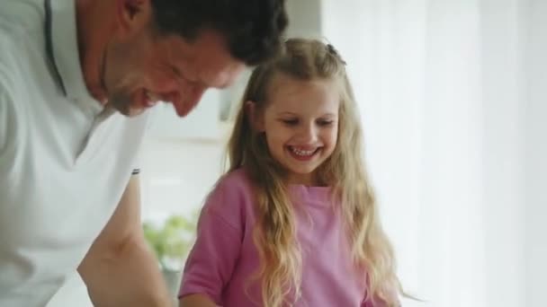 Mała Uśmiechnięta Córka Stoi Kuchni Przy Stole Pomaga Ojcu Przygotować — Wideo stockowe