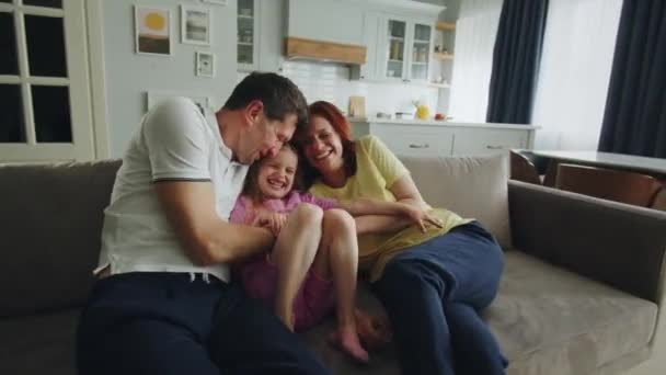 Eine Positive Amerikanische Traumfamilie Spielt Hat Spaß Und Kitzelt Sich — Stockvideo