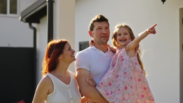 Lächelnde Amerikanische Familien Gehen Einem Warmen Sonnigen Sommertag Der Nähe — Stockvideo