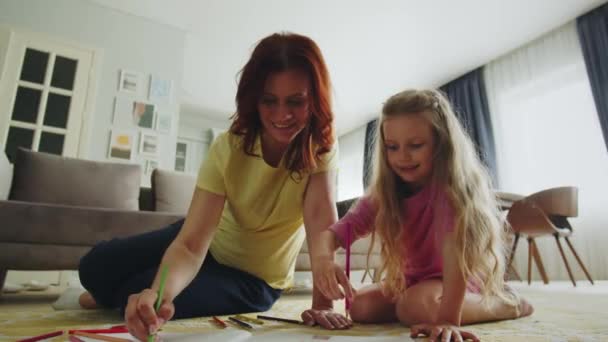 Mãe Filha Sorridentes Sentam Salão Chão Desenham Juntos Preparação Para — Vídeo de Stock