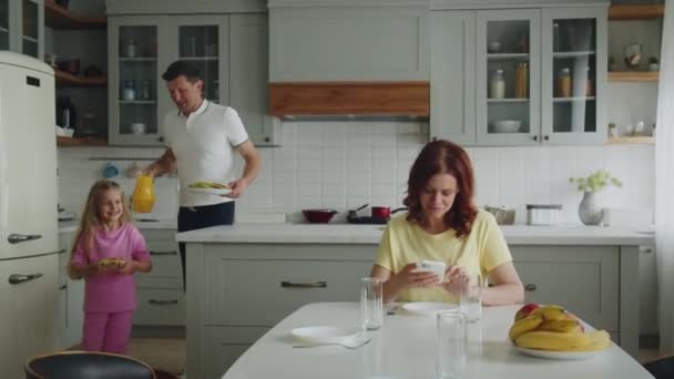 Szczęśliwa Amerykańska Rodzina Marzeń Kuchni Przygotowuje Się Śniadanie Lub Lunch — Wideo stockowe