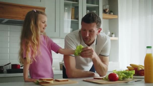 Uśmiechnięty Kochający Ojciec Córka Stojący Kuchni Przy Stole Pomaga Gotować — Wideo stockowe