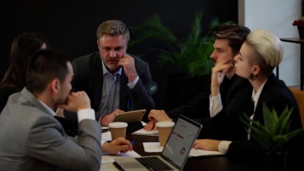 Fem Affärsmän Med Chef Brainstorming Ämbetet Ett Team Produktiva Kollegor — Stockvideo