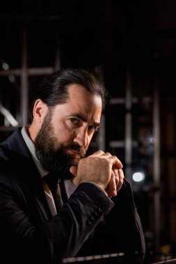 Resmi takım elbiseli dalgın bir iş adamı. Sakallı iş adamı ofisinde silah bağladı. Erkek girişimci kendine güvenir. Çalışan konsantre yetişkin elleri sıktı. Yüksek kalite fotoğraf