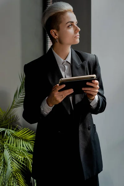 Selbstbewusste Managerin Die Ein Touchpad Hält Und Über Ihre Aufgaben — Stockfoto