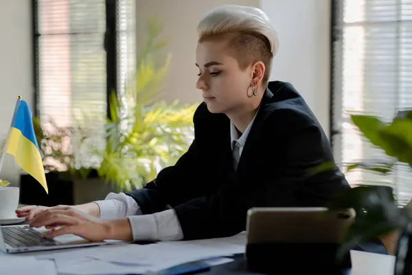 Ofisteki Ukraynalı devlet şirketinde dizüstü bilgisayarıyla çalışan bir iş kadını. Ofis müdürü kız güncel finans haberlerini bulmak için klavyeyi daktilo ediyor. Kadın iş adamı, bilgisayarın yanında e-posta atıyor.