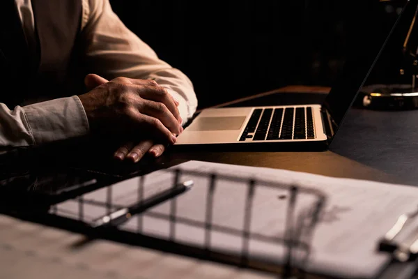 Polis monitörünün önünde tanınmayan bir adamın ellerini kenetleyerek yakın çekim yap. Kendine güvenen işadamı resmi takım elbise giyer ve pazarlama karşıtları araştırması yapar. Laptopla geç saatlere kadar çalıştım. Yüksek