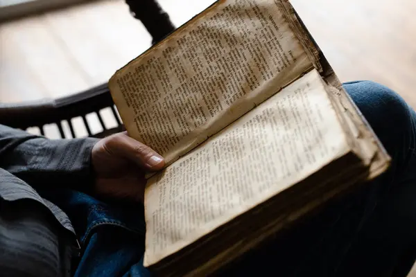 İncil 'den satırları yakından çek. Elleri büyük, ağır bir kitap tutuyor. Erkek Hıristiyanlık kuralları ve görevleri öğreniyor. Antik edebiyat öğrenirken rahatlıyor. Yüksek kalite fotoğraf
