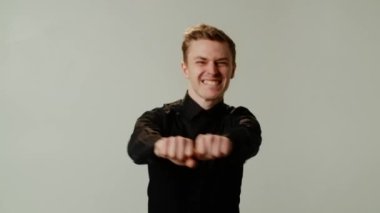 Mutlu, güler yüzlü bir adam coşkuyla neşeyle dans ediyor. Genç bir işadamı ya da patron büyük bir kazancı ya da şirketin yıldönümünü kutlamak için bir partiye katılır. Açılış konsepti