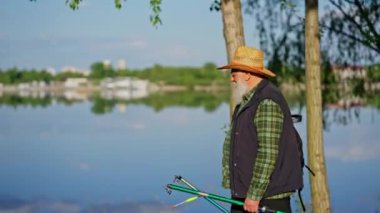 Boş zaman kavramı ve dışarıda iki kişi. Yaşlı sakallı adam torununa doğanın güzelliğini gösterir. Büyükbabam toruna balık tutmayı öğretmek için olta getirir. Nehir manzaralı. Yüksek