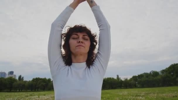 트레이너 야외에서 그녀의 손바닥을 흔들고 공원에서 Sportswoman 상승과 초점을 새로운 — 비디오