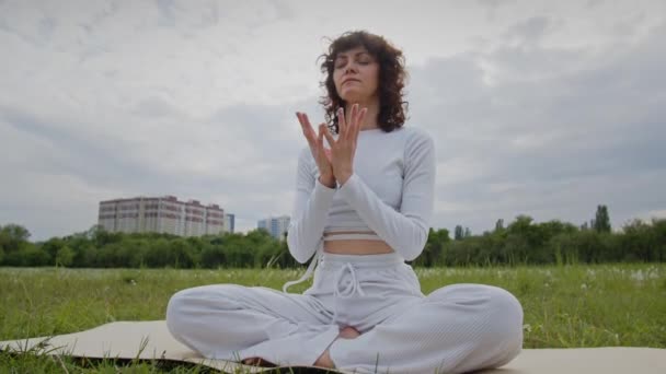 Wanita Yang Harmonis Melakukan Latihan Yoga Gadis Muda Difokuskan Untuk — Stok Video
