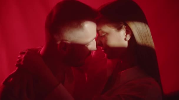 Jeune Couple Romantique Embrassant Près Homme Adulte Passionné Touchant Nez — Video