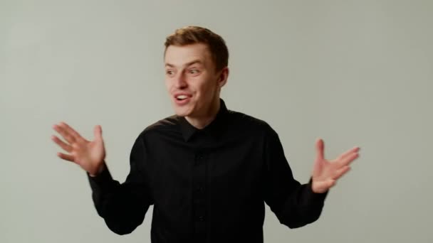 Een Emotionele Man Praat Onwerkelijk Geluk Van Het Winnen Van — Stockvideo