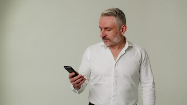 Hombre Mediana Edad Utiliza Teléfono Inteligente Muy Feliz Ganar Una — Vídeo de stock
