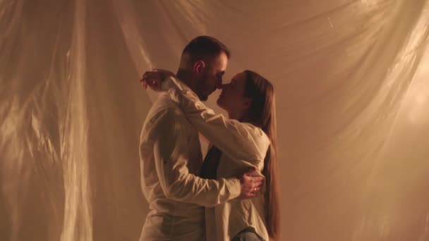 Silhueta Câmera Lenta Dois Jovens Amantes Abraçando Beijando Outro Brilhando — Vídeo de Stock