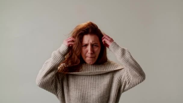 Een Leuk Meisje Ervaart Een Hersenexplosie Door Emotionele Overbelasting Burn — Stockvideo