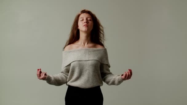 Ung Jente Øver Yoga Slapper Lunsjpause Arbeidsplassen Kvinnestudent Lukker Øynene – stockvideo