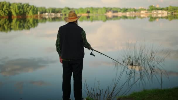 Abuelo Pescando Lago Local Pueblo Solo Abuelo Captura Peces Aire — Vídeos de Stock