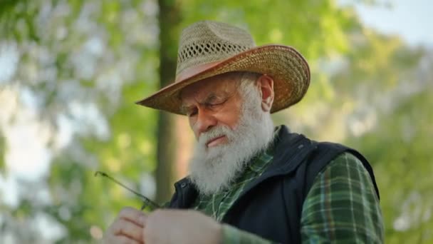 Öregember Napszemüveget Visel Ellátmányt Készít Erdei Halászathoz Horgász Nagyapa Horgászbotot — Stock videók