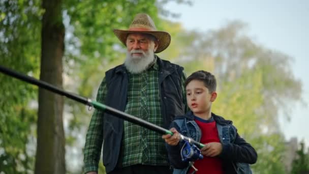 Dışarıda Iki Farklı Nesil Birlikte Balık Avlıyor Torunum Büyükbabayla Konuşurken — Stok video
