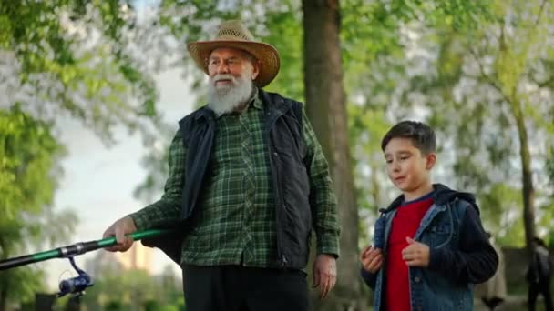 Rodinný Koncept Starší Muž Povídá Vnukem Drží Ruku Když Drží — Stock video