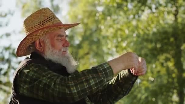 Balıkçı Oltaya Kurtçukları Takıyor Yem Olarak Onları Kullanıyor Yaşlı Adam — Stok video