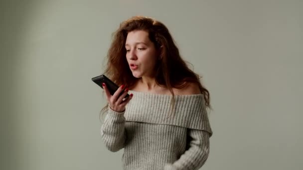 Eine Erwachsene Wütende Tochter Nutzt Ein Smartphone Und Eine Videoverbindung — Stockvideo