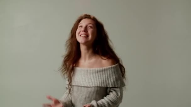 Una Giovane Donna Gioiosa Esplosione Emozioni Onde Mani Dice Grazie — Video Stock