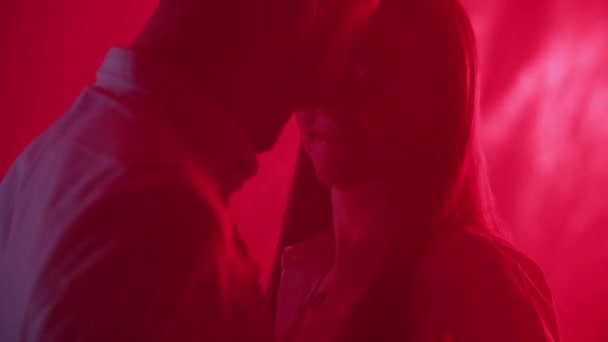 Paar Küsst Vorspiel Auf Neonlicht Hintergrund Junge Kaukasische Männer Und — Stockvideo