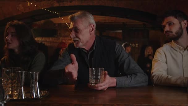 Drei Personen Trinken Der Theke Kaukasischer Erwachsener Mann Bei Einem — Stockvideo