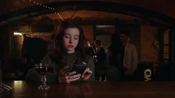 Alone Beautiful Girl Browsing Social Media Bar Counter Young Pretty — Stock Video