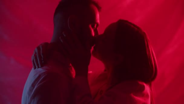 Sensuella Par Kysser Neon Ljus Bakgrund Två Passionerade Älskare Kysser — Stockvideo