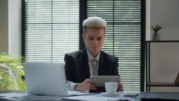 工作项目管理人员的概念 年轻野心勃勃的商界女士在视频会议上使用平板电脑快速核实事实 全神贯注的女人在远方做着自己的工作 高质量的4K镜头 — 图库视频影像