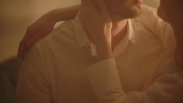 Gros Plan Affectueux Jeune Couple Les Yeux Fermés Embrassent Ensemble — Video