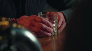 Konsept, lüks içecekleri vurdu. Viski tutan erkek elleri. Barda rom içen bir iş adamı. Pahalı İskoç viskisi. Pahalı alkolün tadı. Yüksek kalite 4k görüntü