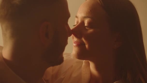 Aşık Genç Çift Yatak Odasında Burunlarına Dokunuyor Sevgili Kaynaşıyor Erkek — Stok video