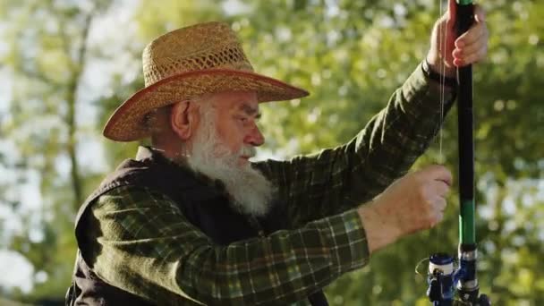 Stařík Rybaří Starší Muž Slunečním Klobouku Připravuje Rybí Prut Pensioner — Stock video
