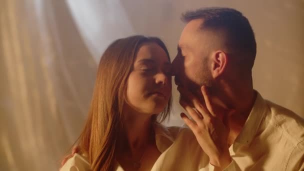 Junge Schöne Freundin Genießt Ehemann Küsst Sanft Ihren Hals Und — Stockvideo