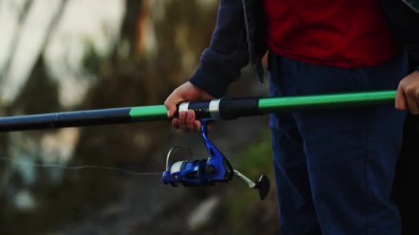 Feche Mãos Pouco Carretel Haste Pesca Frente Lago Passatempo Apanhar — Vídeo de Stock