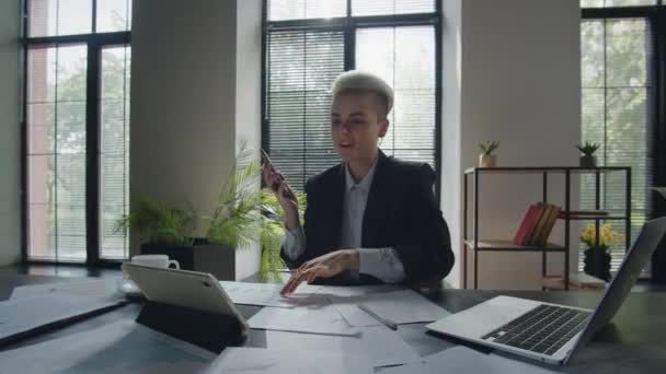 Affärskvinna Svarar Ett Videosamtal Kvinna Visar Daglig Rapport Med Finansdiagram — Stockvideo