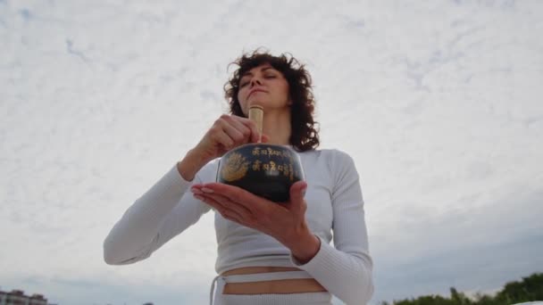 Ragazza Cerimonia Prima Esercizi Yoga Kundalini Donna Sportiva Che Rituali — Video Stock