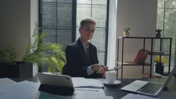 在办公室工作的女性员工在办公室举行商务会议后休息一下 女商人一边上网一边喝卡布奇诺 女性单击显示打开应用程序 — 图库视频影像