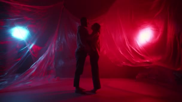 Ein Junges Paar Küsst Sich Studio Zwei Liebende Küssen Sich — Stockvideo