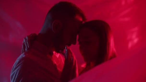 Två Älskare Kysser Neon Ljus Bakgrund Kvinnan Vidrör Sin Pojkvän — Stockvideo